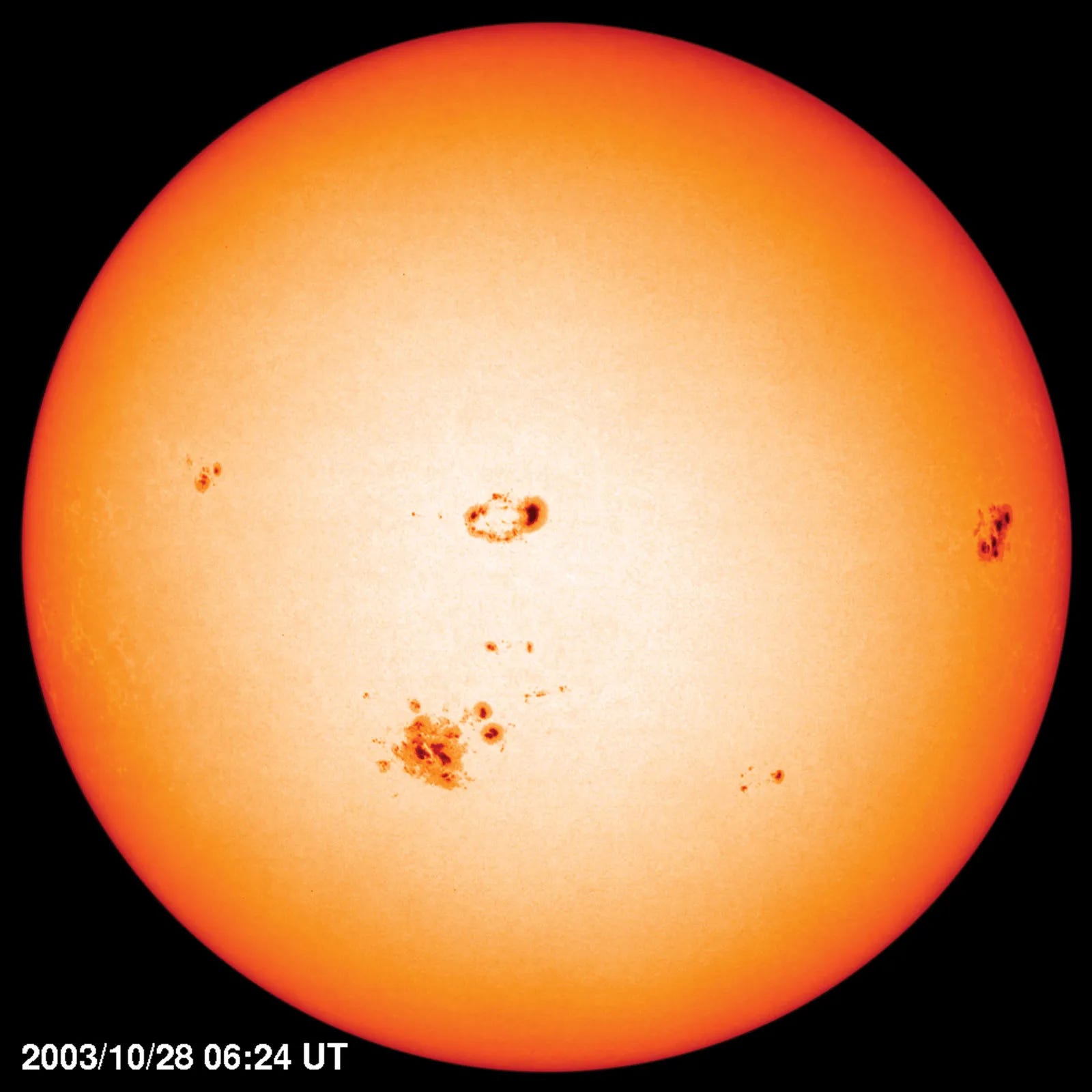 Immagine totale della fotosfera solare. Sono visibili vari gruppi di macchie solari.