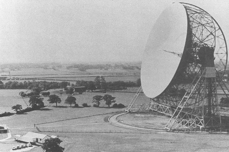 Il radiotelescopio da 76 m di Jodrell Bank, in Inghilterra, nel giugno 1961, all’epoca degli esperimenti radar condotti su Venere.
