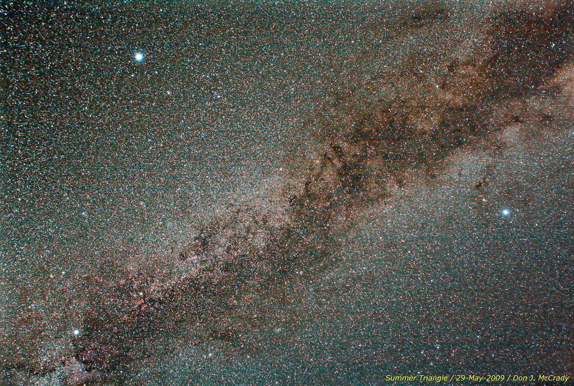 Il Triangolo estivo è un asterismo formato dalle tre stelle più brillanti visibili nell'immagine.