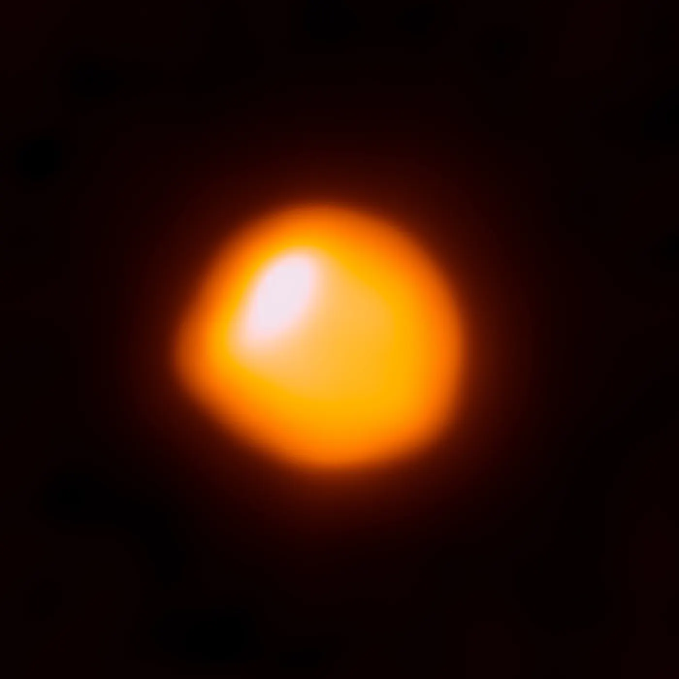 Betelgeuse osservata nelle lunghezze d’onda submillimetriche con l’interferometro ALMA. Risalta chiaramente la forma asimmetrica della stella.