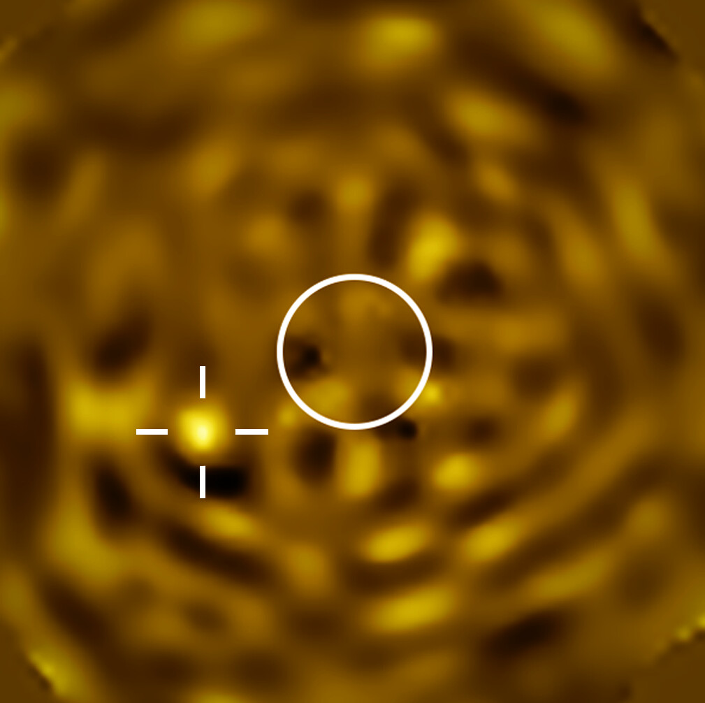 La più nitida immagine finora ottenuta di Betelgeuse B, acquisita con lo strumento SPHERE del Very Large Telescope dell'ESO il 6 dicembre 2024. Il cerchio centrale indica le dimensioni di Betelgeuse, la cui luminosità è stata sottratta dall'immagine per rendere visibile la compagna.