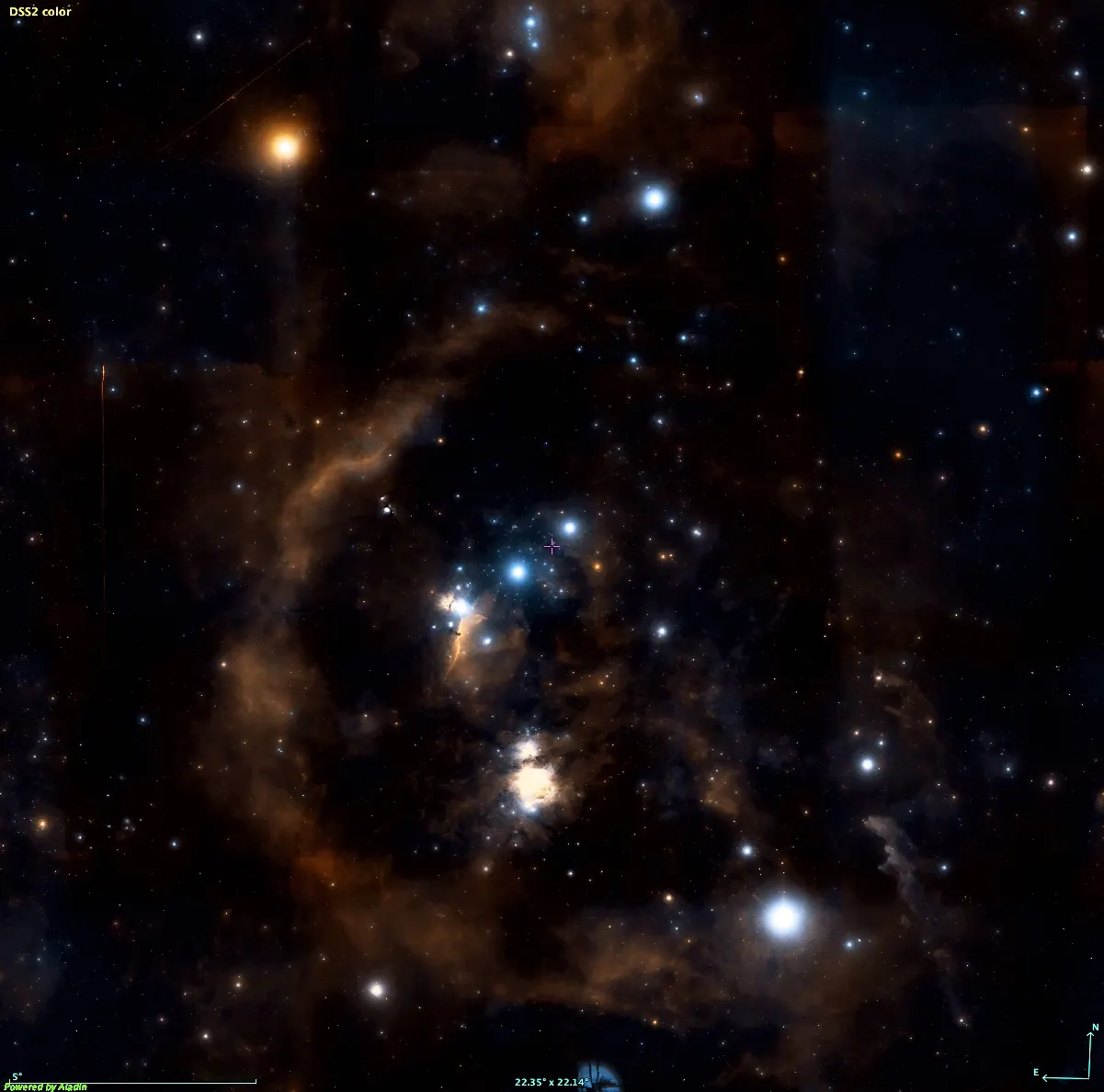La costellazione di Orione in un’immagine tratta dalla survey DSS2. Betelgeuse è la luminosa stella arancione in alto a sinistra.