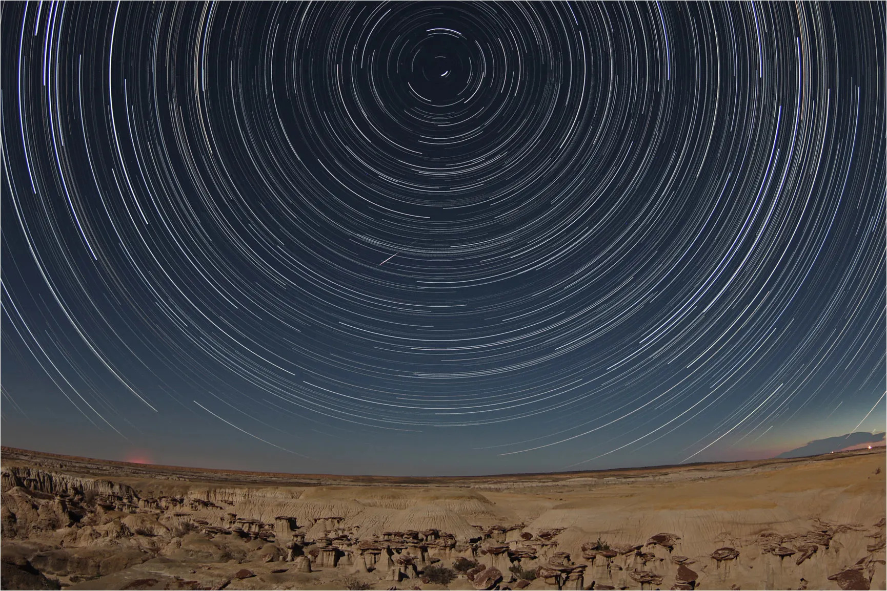 Foto a lunga esposizione delle scie stellari intorno al polo nord celeste.