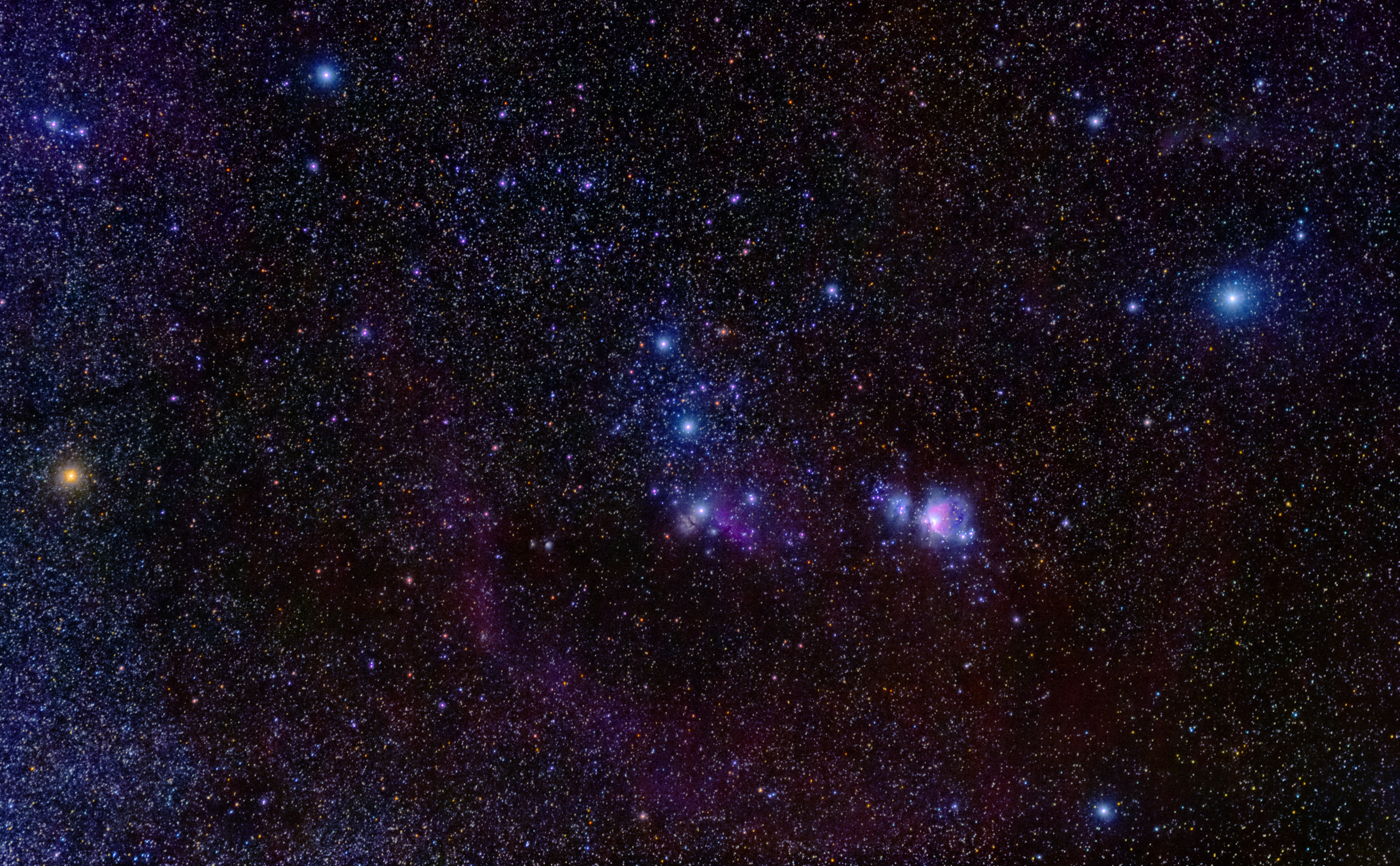 La costellazione di Orione. Sulla sinistra è visibile Betelgeuse; al centro, una sopra l'altra, le tre stelle della cintura di Orione; in alto sulla destra Rigel.