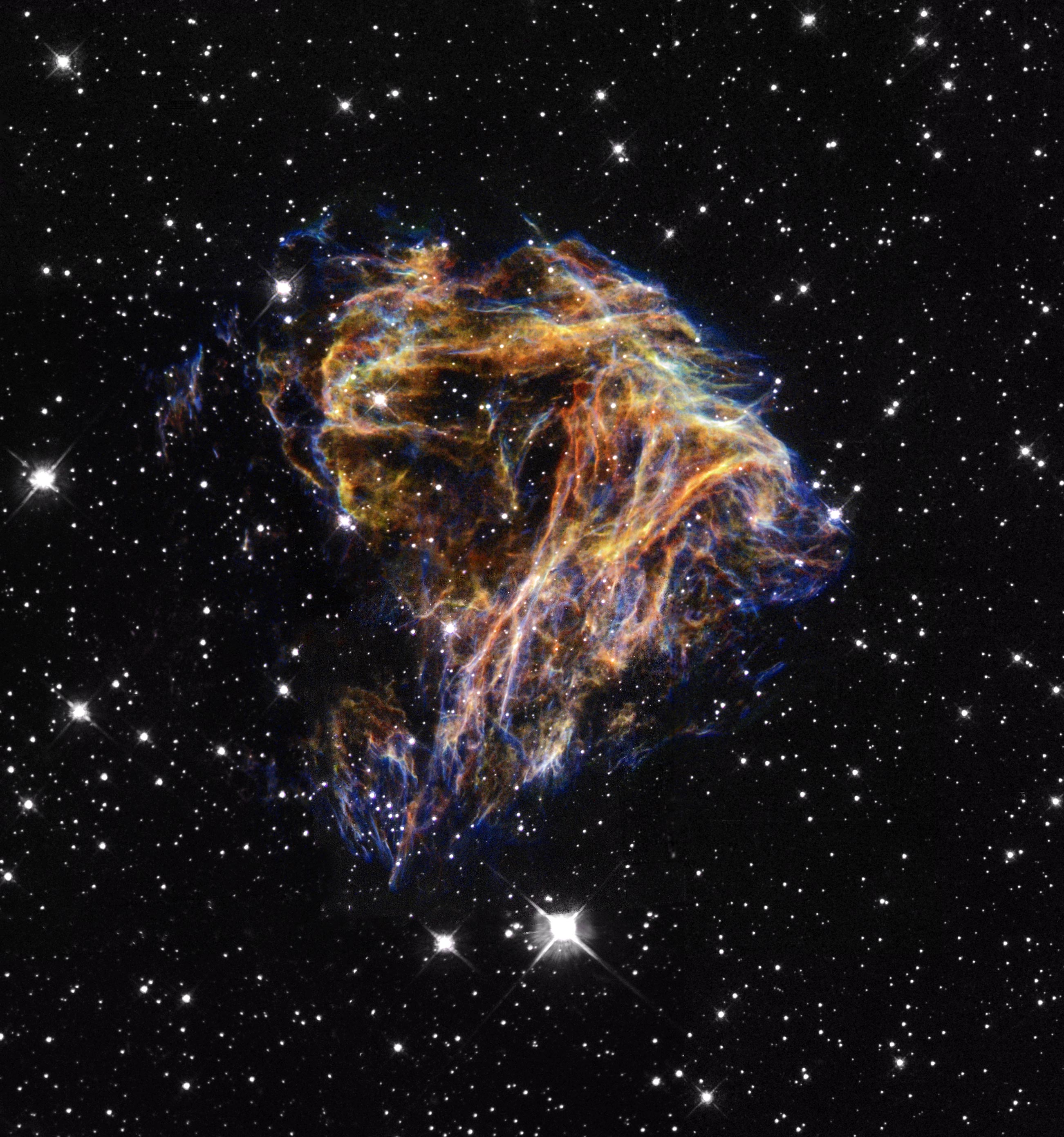 Il resto di supernova N49 nella Grande Nube di Magellano, ripreso dal telescopio spaziale Hubble con tre puntamenti successivi, nel 1998, nel 1999 e nel 2000.